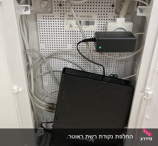 ארון תקשורת ביתי שקוע בקיר עם חיווט וראוטר